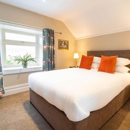 Adams Townhouse Bed & Breakfast Дингъл Екстериор снимка