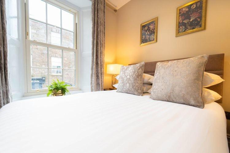 Adams Townhouse Bed & Breakfast Дингъл Екстериор снимка