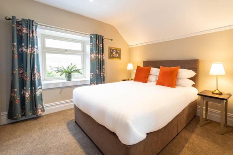 Adams Townhouse Bed & Breakfast Дингъл Екстериор снимка