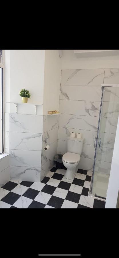Adams Townhouse Bed & Breakfast Дингъл Екстериор снимка