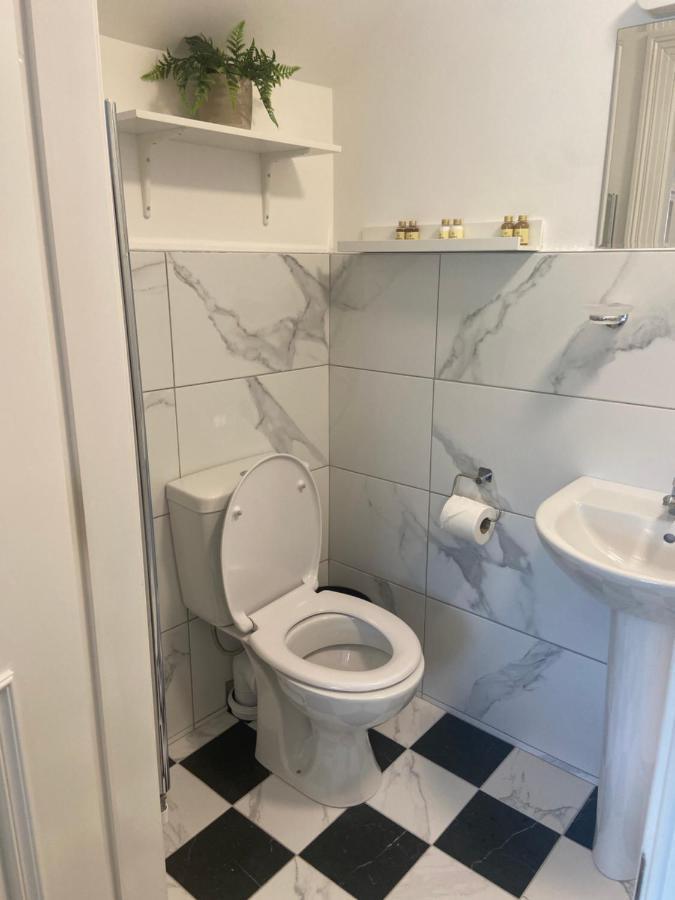 Adams Townhouse Bed & Breakfast Дингъл Екстериор снимка