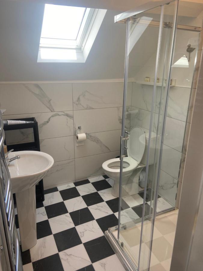 Adams Townhouse Bed & Breakfast Дингъл Екстериор снимка